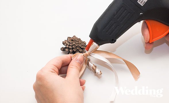 как сделать бутоньерку жениха из шишки