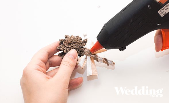 как сделать бутоньерку жениха из шишки