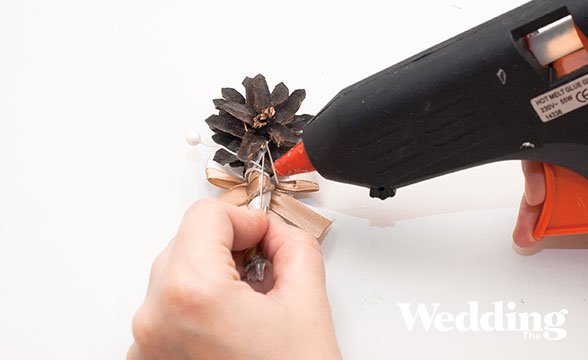 как сделать бутоньерку жениха из шишки