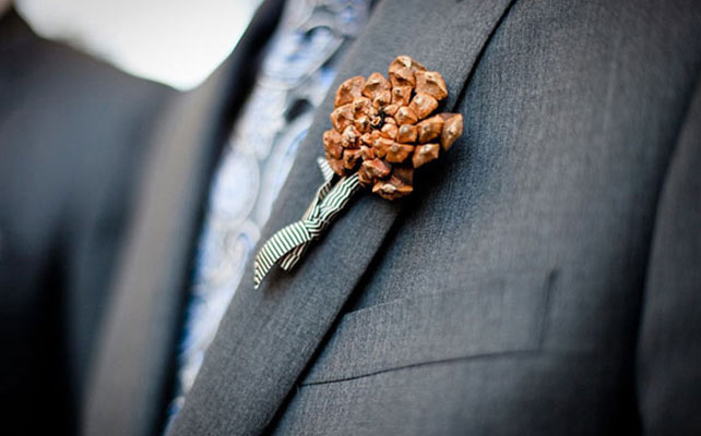 как сделать бутоньерку жениха из шишки