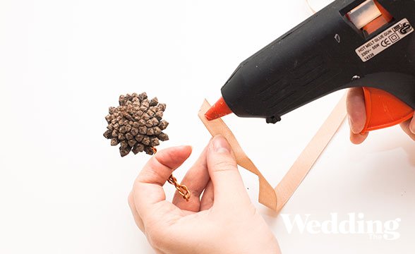 как сделать бутоньерку жениха из шишки