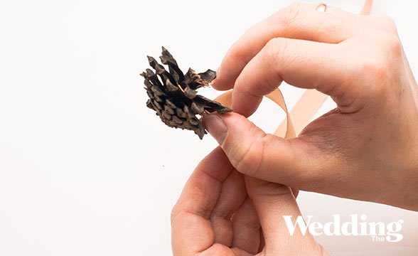 как сделать бутоньерку жениха из шишки