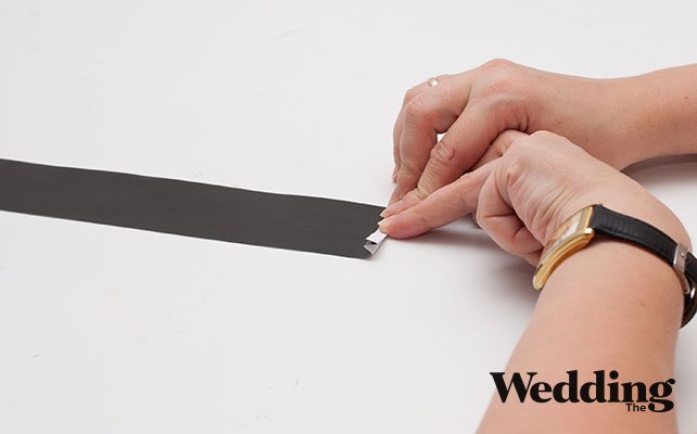 Как сделать бутоньерки для друзей жениха своими руками, сложить из длинной полоски гармошку