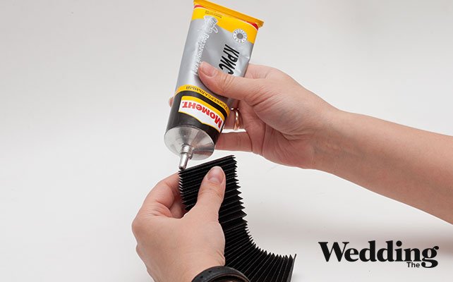 Как сделать бутоньерки для друзей жениха своими руками, закрепить края гармошки