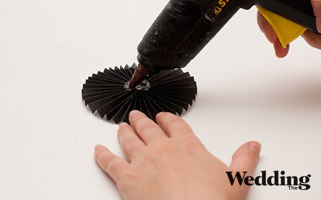 Как сделать бутоньерки для друзей жениха своими руками, развернуть заготовку, чтобы получился веер и приклеить сверху вторую деталь бутоньерки