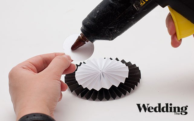 Как сделать бутоньерки для друзей жениха своими руками, приклеить бирку с именем