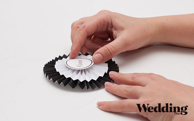 Как сделать бутоньерки для друзей жениха своими руками, приклеить бирку с именем