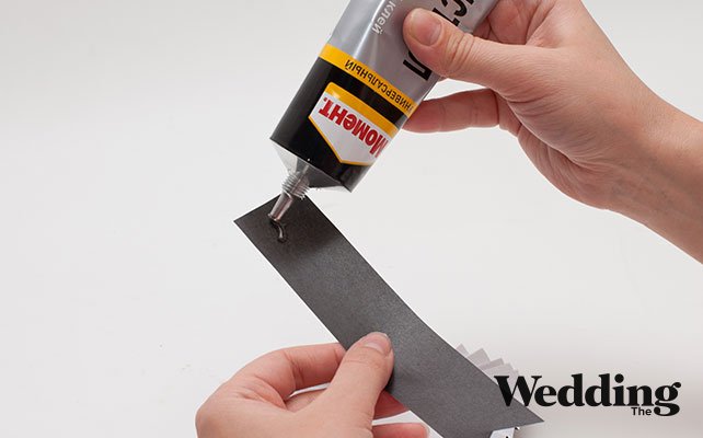 Как сделать бутоньерки для друзей жениха своими руками, приклеить ленты к обратной стороне бутоньерки