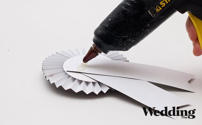 Как сделать бутоньерки для друзей жениха своими руками, приклеить булавку к обратной стороне бутоньерки