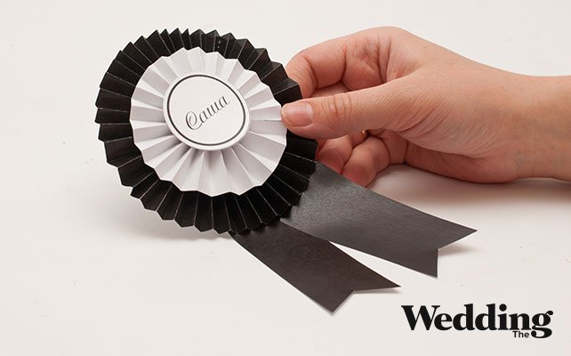 Как сделать бутоньерки для друзей жениха своими руками, приклеить булавку к обратной стороне бутоньерки