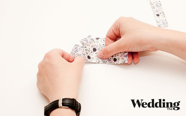 внахлёст наклеить две детали с хвостиком