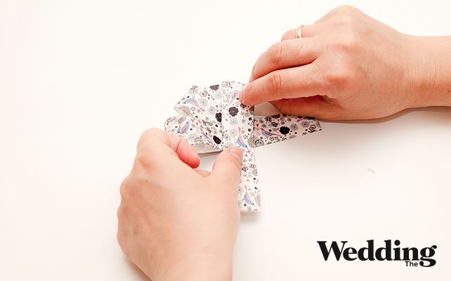 внахлёст наклеить две детали с хвостиком