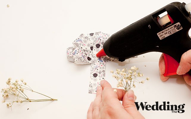 наклеить гипсофилу поверх основы бутоньерки