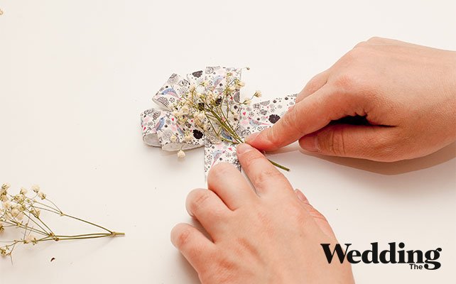 наклеить гипсофилу поверх основы бутоньерки