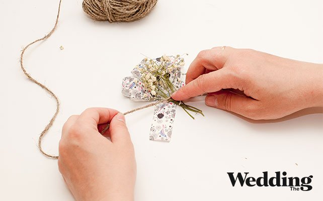 обмотать бутоньерку бечёвкой