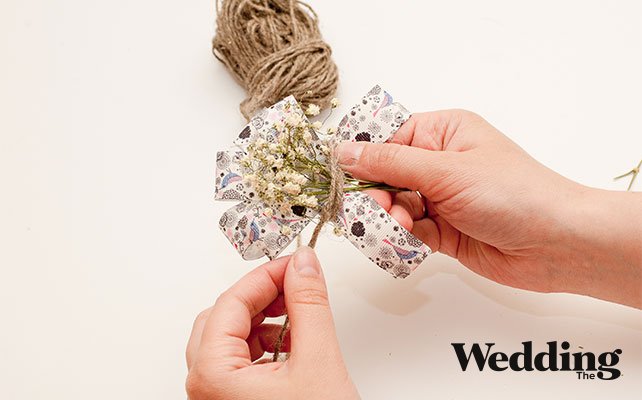 обмотать бутоньерку бечёвкой