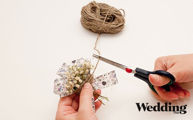 обмотать бутоньерку бечёвкой