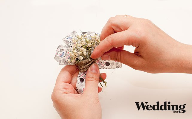 обмотать бутоньерку бечёвкой