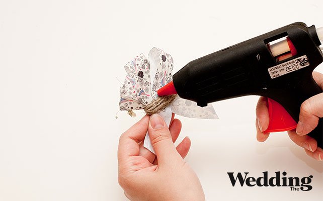 приклеить к бутоньерке прищепку