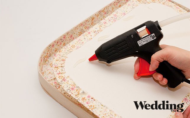 приклеить внутреннюю сторону крышки