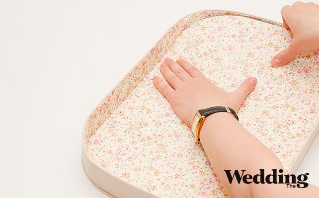 приклеить внутреннюю сторону крышки