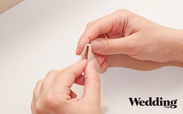 приклеить держатели к чемодану