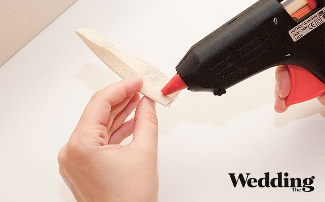 приклеить держатели к чемодану