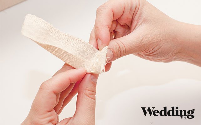 приклеить держатели к чемодану