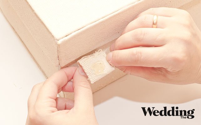 приклеить держатели к чемодану