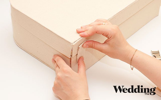 приклеить держатели к чемодану