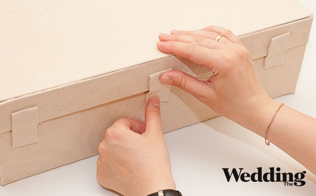 приклеить держатели к чемодану