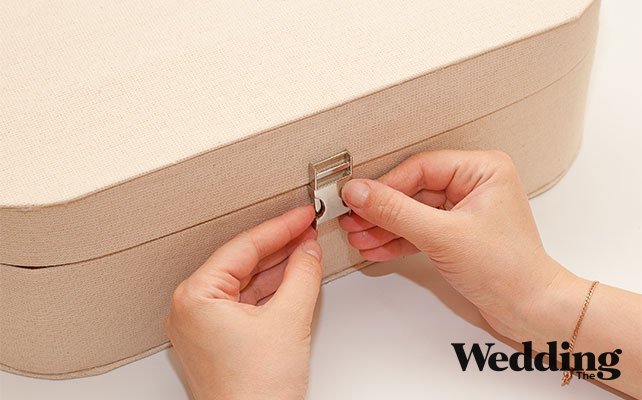 приклеить замок к чемодану