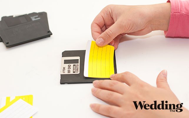 приклеить шаблоны к дискетам