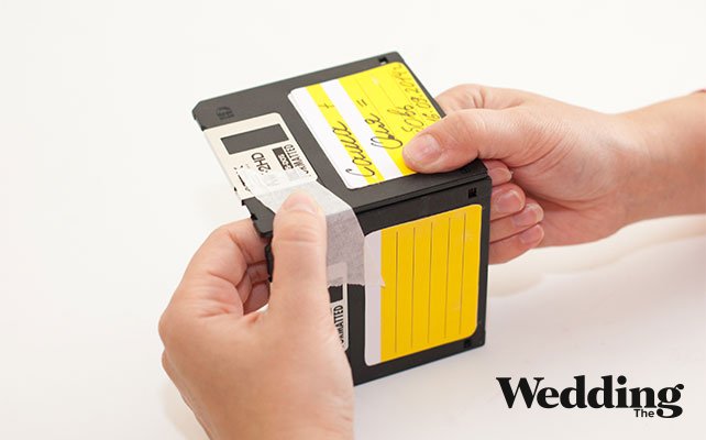 скрепить дискеты малярным скотчем, чтобы получился куб без верха