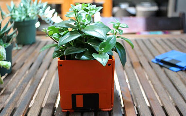 Как сделать цветочный горшок из дискет своими руками