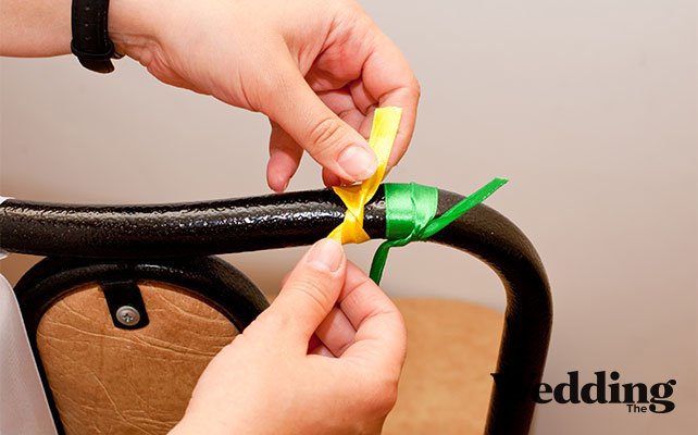 привязать ленты к спинке стула