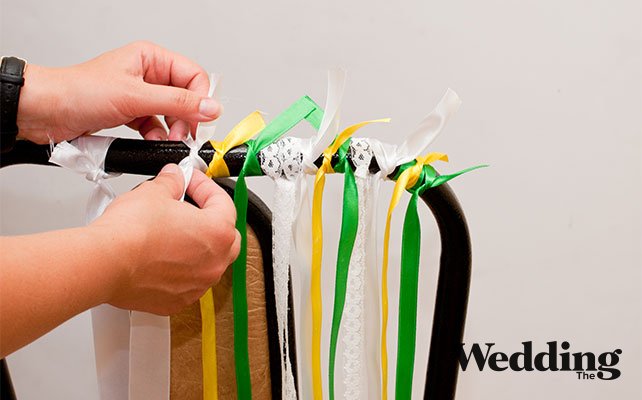 привязать ленты к спинке стула