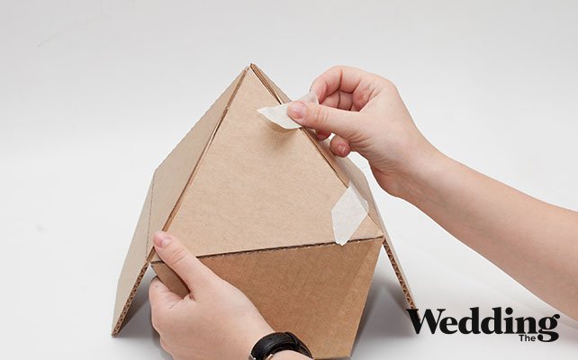 как сделать бумажный фонарик своими руками, сложить фонарик и закрепить малярным скотчем