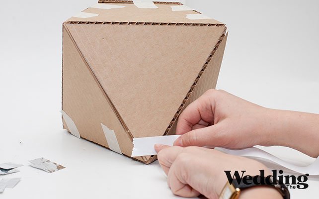 как сделать бумажный фонарик своими руками, наклеить кусочки фольги на фонарик