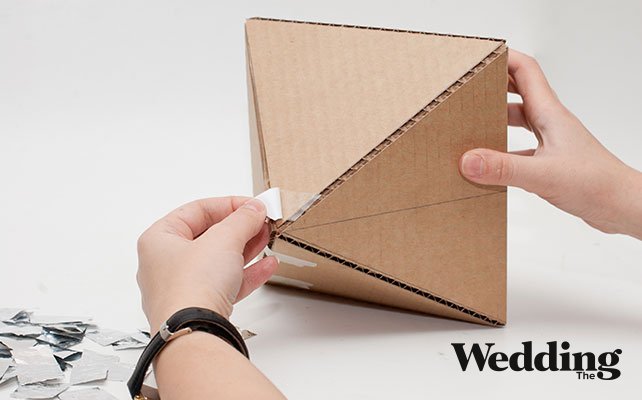 как сделать бумажный фонарик своими руками, наклеить кусочки фольги на фонарик