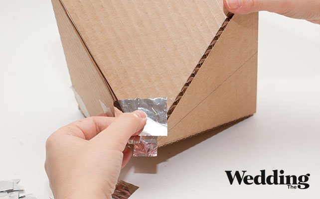 как сделать бумажный фонарик своими руками, наклеить кусочки фольги на фонарик