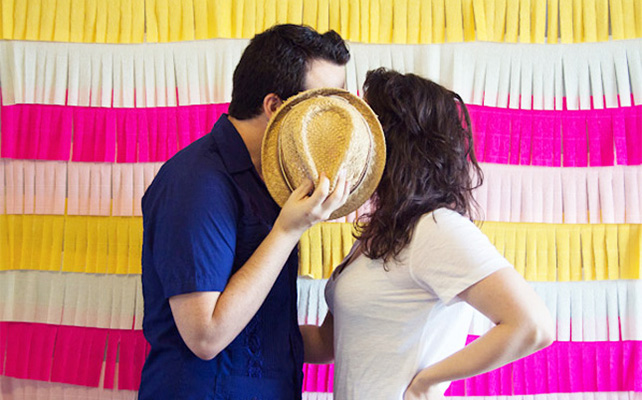 фотозона из бумаги двух цветов