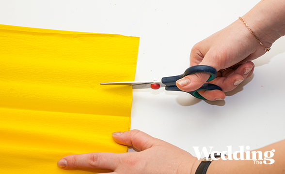 фотозона из бумаги двух цветов