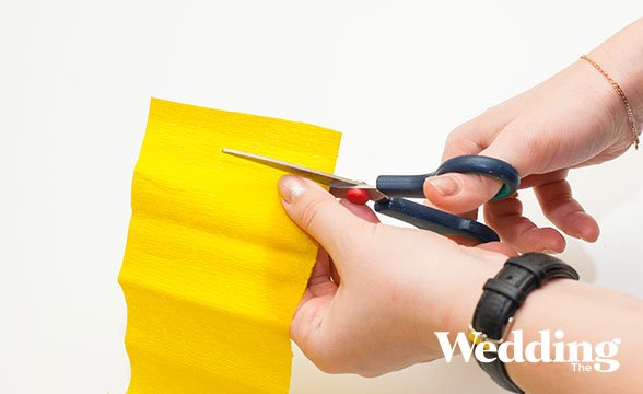 фотозона из бумаги двух цветов