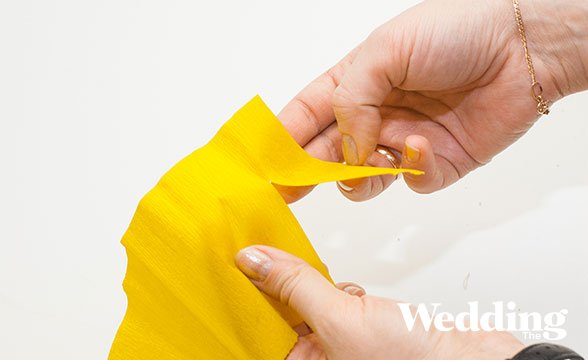 фотозона из бумаги двух цветов