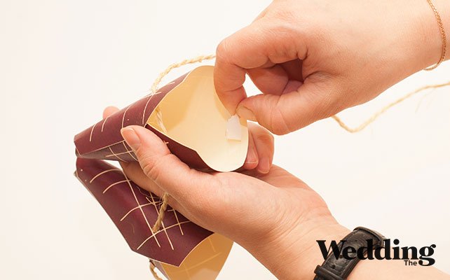 снять защитную плёнку с двухстороннего скотча, Как сделать гирлянду из «мороженого», выполненного из воздушных шариков