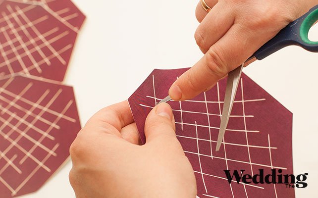 проделать отверстия в шаблоне, Как сделать гирлянду из «мороженого», выполненного из воздушных шариков