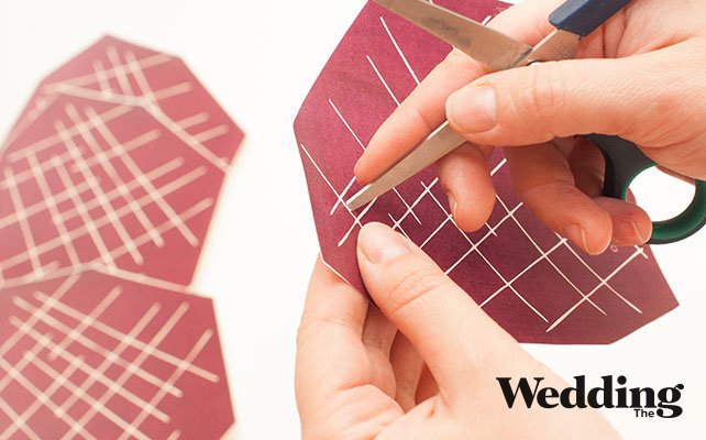 проделать отверстия в шаблоне, Как сделать гирлянду из «мороженого», выполненного из воздушных шариков