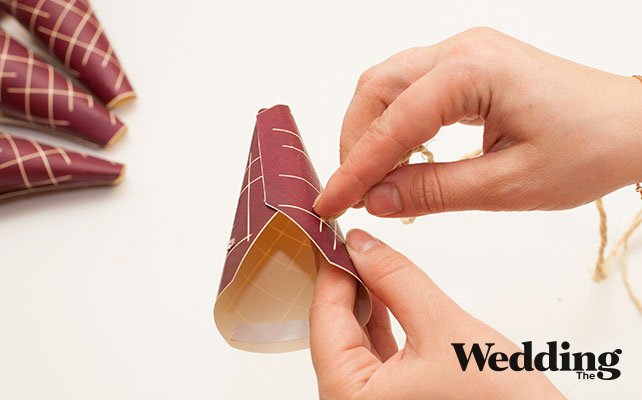 продеть бечёвку в отверстия рожка, Как сделать гирлянду из «мороженого», выполненного из воздушных шариков