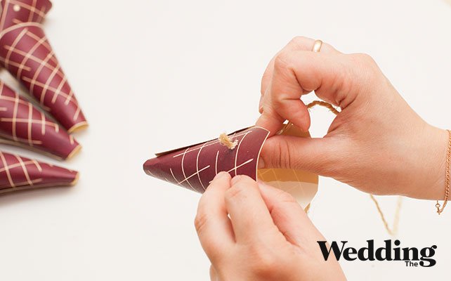 продеть бечёвку в отверстия рожка, Как сделать гирлянду из «мороженого», выполненного из воздушных шариков